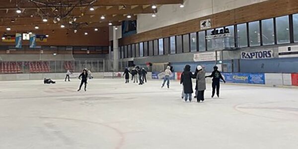 Ausflug des 8. Jahrgangs in die Eisporthalle
