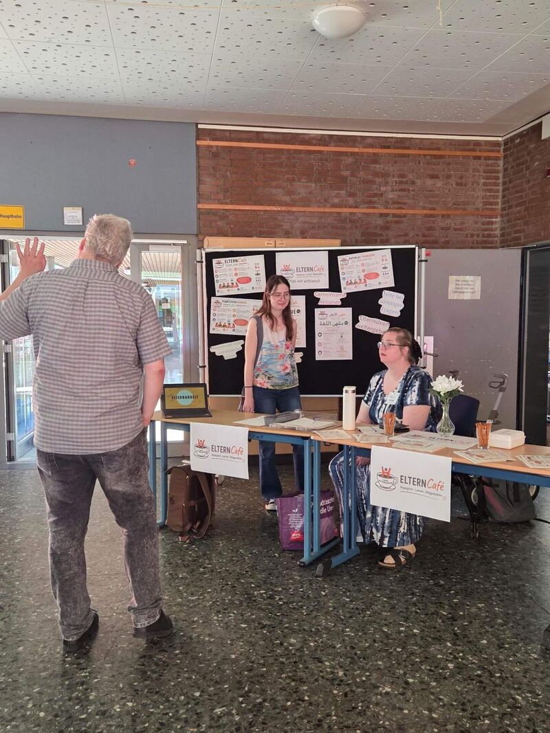 Neben Ständen mit Trödel, gab es auch einen Info-Stand der interkulturellen Elternarbeit, wo man ins Gespräch kommen konnte.
