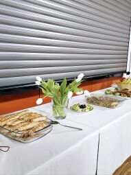 Auf einem Tisch sind türkische Spezialitäten und Obst angerichtet.