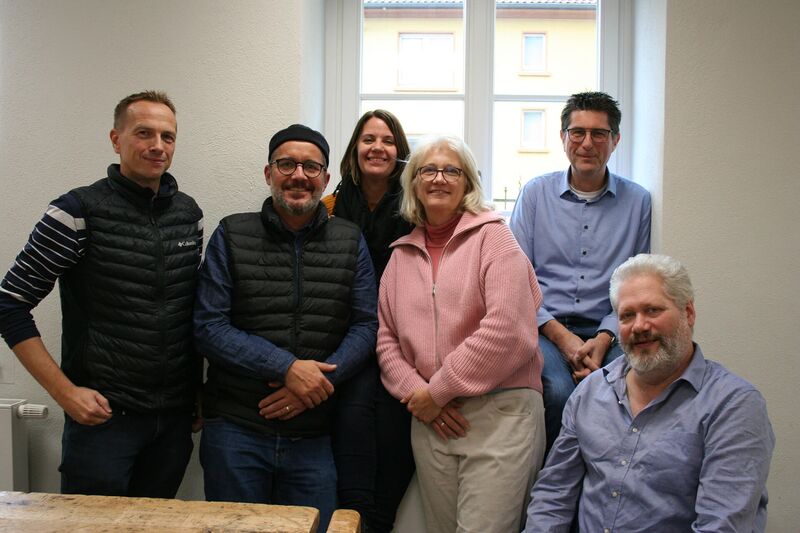 Das sechsköpfige Schulleitungsteam der Gesamtschule Höhscheid lächelt in die Kamera Das Schulleitungsteam der Gesamtschule Höhscheid