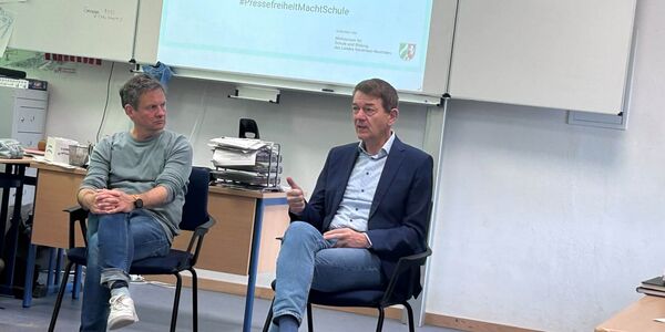 Der aus den Wahlsendungen bekannte Fernsehjournalist Jörg Schönborn wird von Pebo Weichsel interviewt