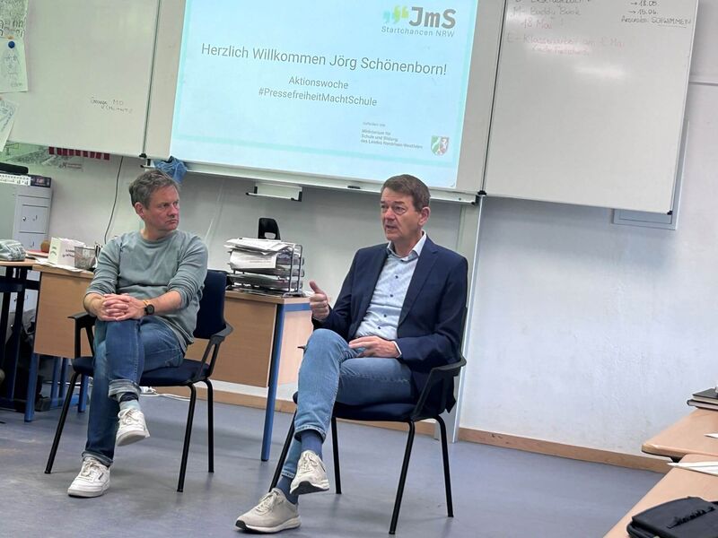 Der aus den Wahlsendungen bekannte Fernsehjournalist Jörg Schönborn wird von Pebo Weichsel interviewt