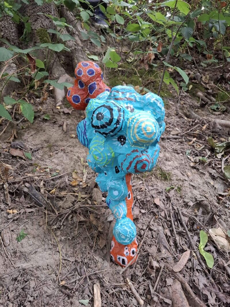 Eine Figur aus Pappmache wurde auf dem Boden der Trasse drapiert.