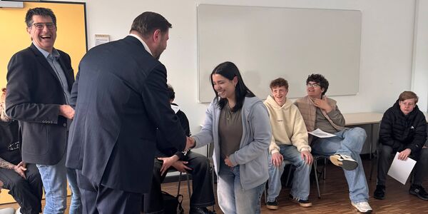 Ehrung der Helfer bei der Juniorwahl