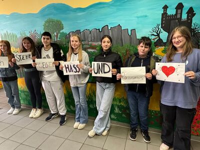 Gesamtschule Höhscheid nimmt an der #IchstehaufAktionstagfürDemokratie teil