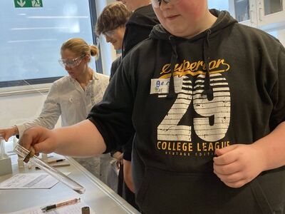 Die Chemie-Kurse der Gesamtschule Höhscheid im Schülerlabor