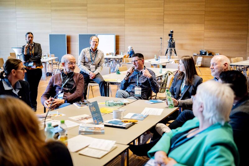 Herr Braun stellt im Plenum die Ergebnisse der Arbeitsgruppe vor.