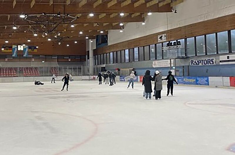 Schüler*innen fahren in der Solinger Eissporthalle Schlittschuh Ausflug des 8. Jahrgangs in die Eisporthalle