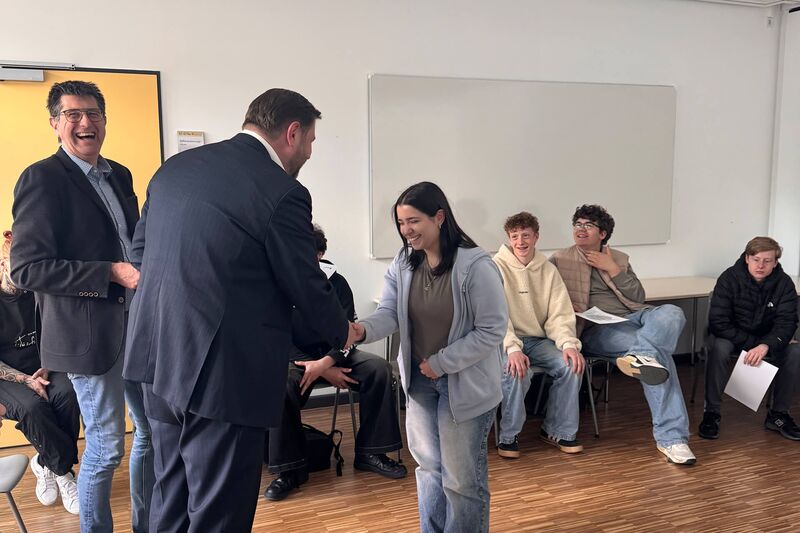 Die Wahlhelfer mit dem Oberbürgermeister, der betreuenden Lehrkraft und dem Schulleiter machen ein Gruppenbild Ehrung der Helfer bei der Juniorwahl