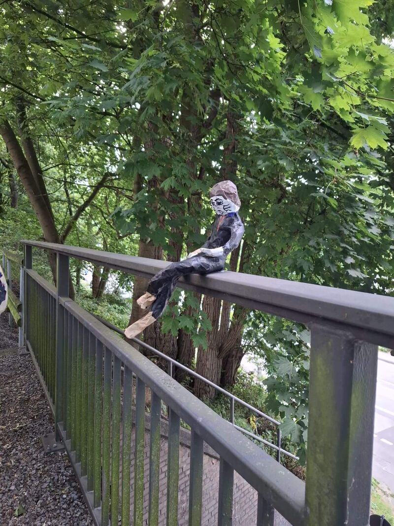 Eine Figur aus Pappmache wurde auf einem Geländer der Trasse drapiert.