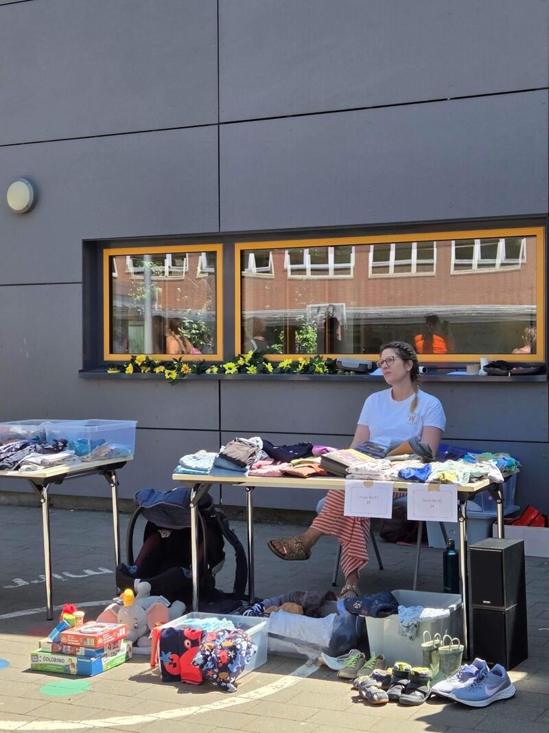 An einem Stand im Schatten wurden speziell Kleidung und Schuhe für kleinere Kinder angeboten.