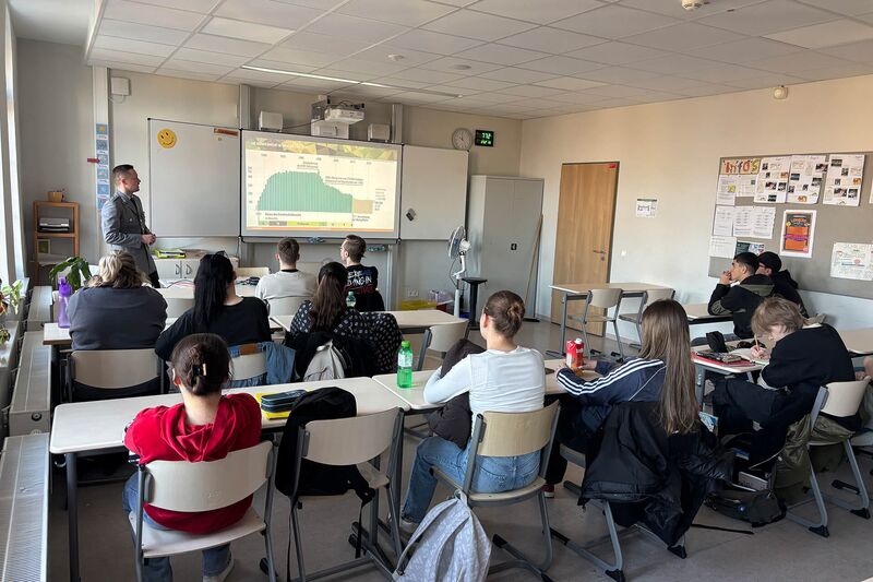 Ein Jugendoffizier der Bundeswehr unterrichtet in einer Klasse Jugendoffizier an der Gesamtschule Höhscheid