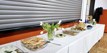 Auf einem Tisch sind türkische Spezialitäten und Obst angerichtet.