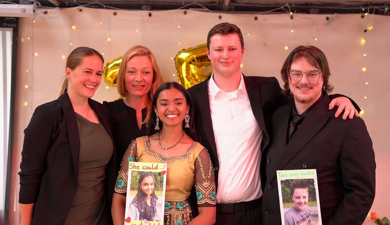 Gruppenfoto auf der Abiturzeugnisübergabe mit ehemaliger Klassenleitung, Schülern und Schülern