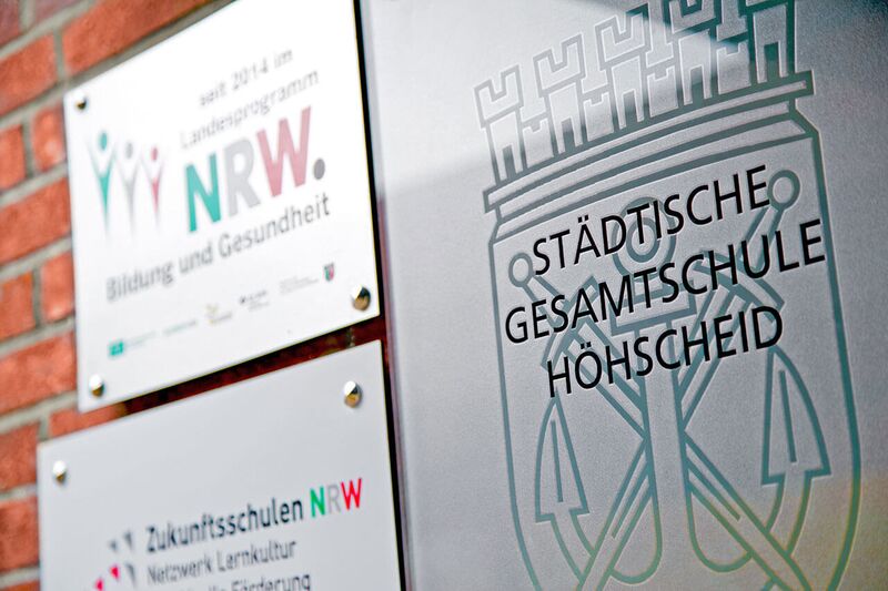 Am Eingang der Gesamtschule Höhscheid sind Projektschilder aufgehangen. Gesamtschule Höhscheid - vielseitig aktiv