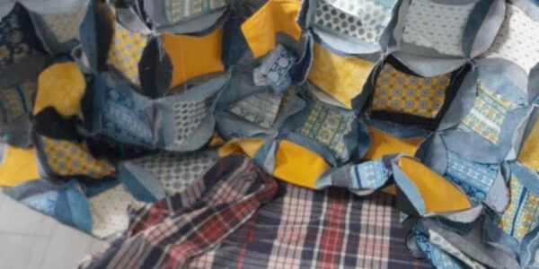 Die Klasse nähte einen Quilt aus vielen bunten Stoffstücken.