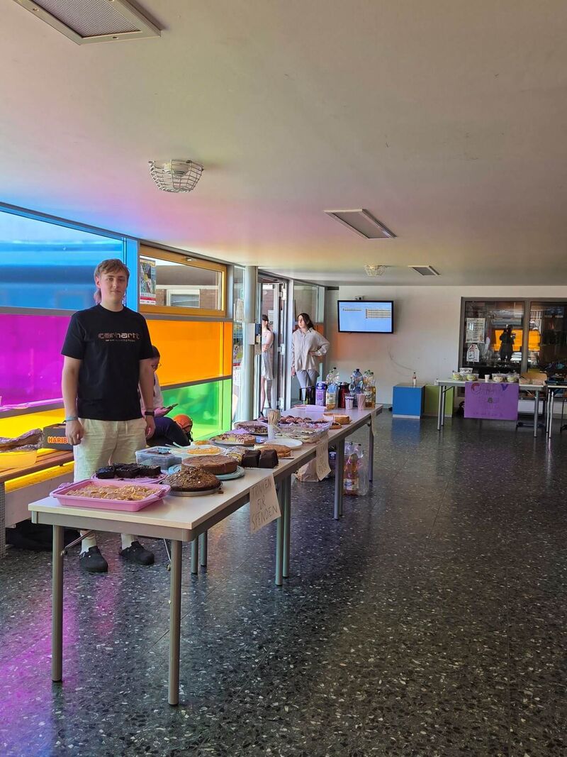 In der Pausenhalle wurden Tische aufgebaut, worauf Kuchenspenden drapiert wurden.