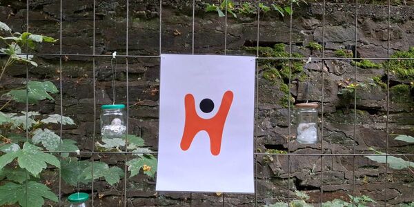 Das Schullogo wurde auf einem Geländer der Trasse drapiert.