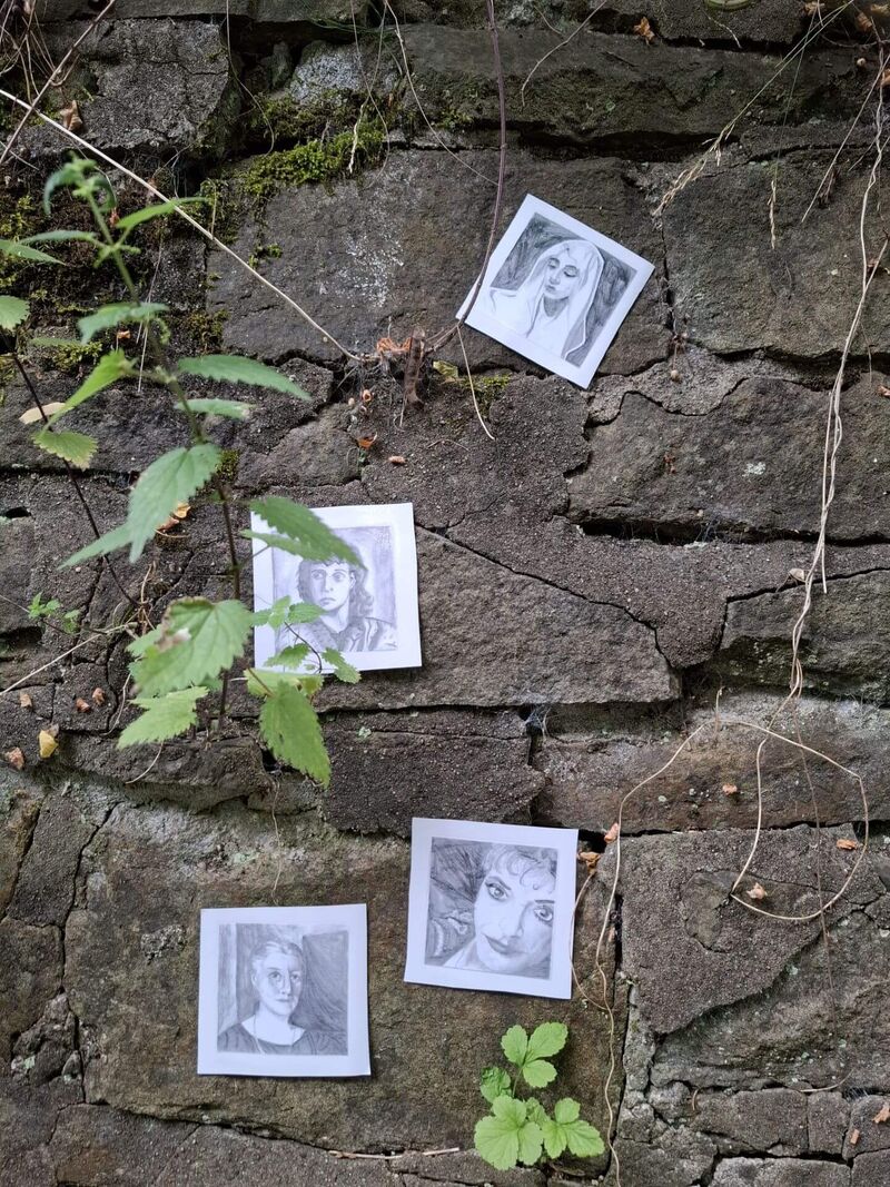 Fotos wurden auf einer Mauer der Trasse drapiert.