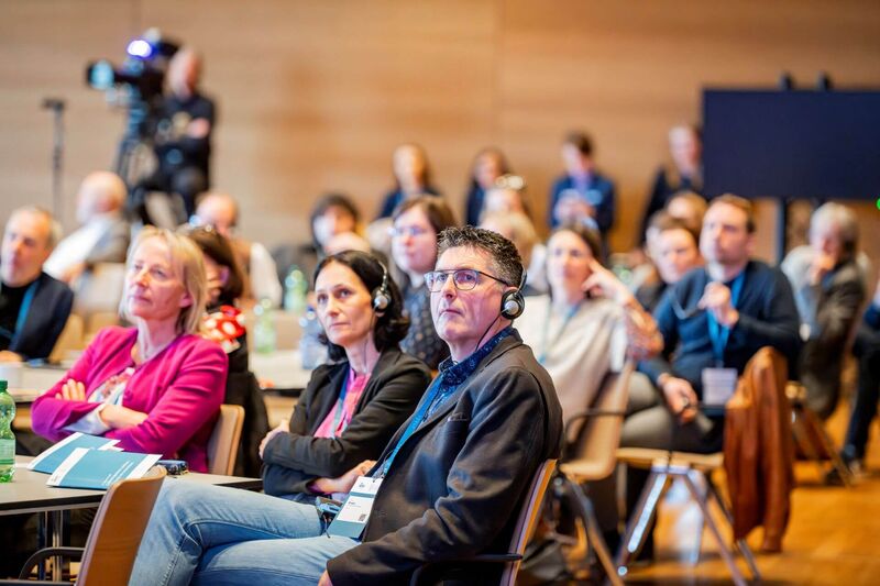 Herr Braun verfolgt eine Keynote mit Simultanübersetzung per Kopfhörer.